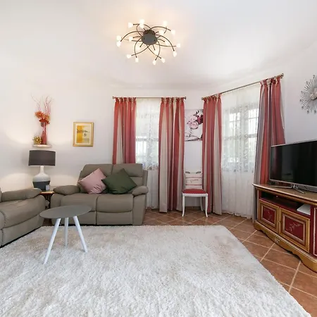Villa Shirin Radossi