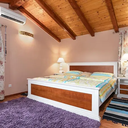 Villa Shirin Radossi